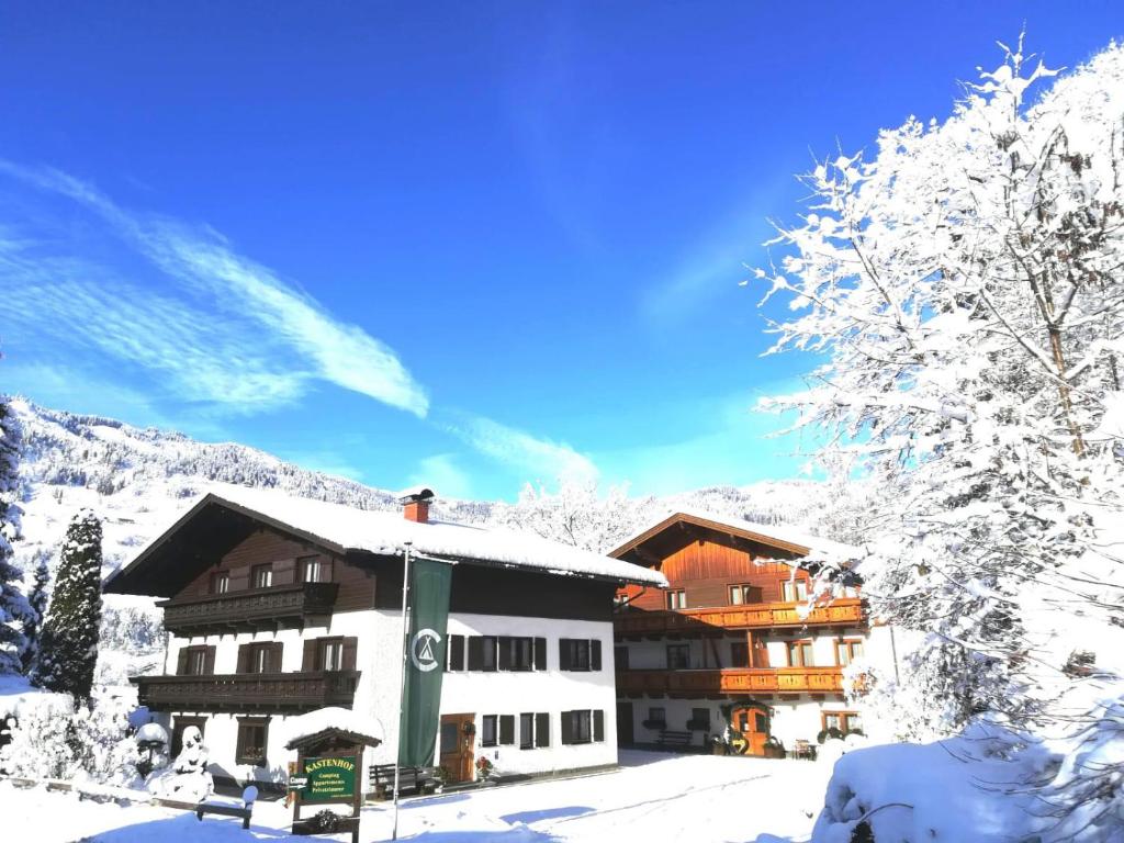un lodge de ski dans la neige avec des arbres enneigés dans l'établissement Gästehaus Kastenhof, à Sankt Johann im Pongau