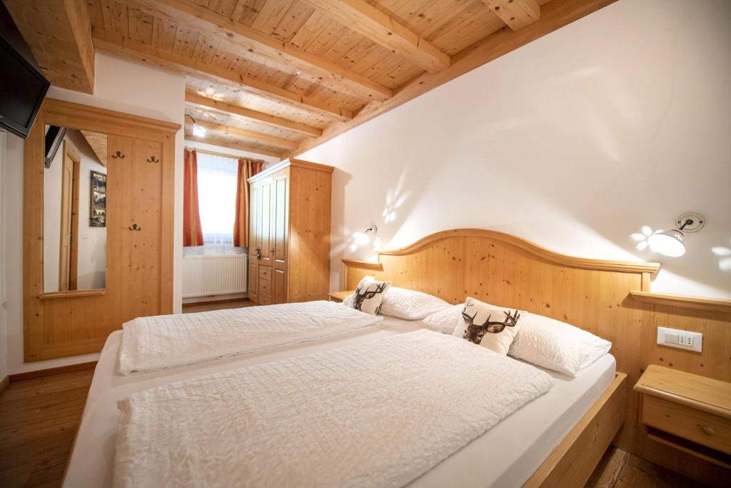 A bed or beds in a room at Apartments Bea