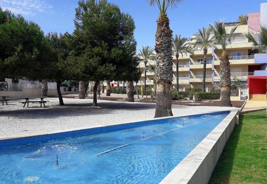 Bazén v ubytování Two bedroom seafront apartment nebo v jeho okolí