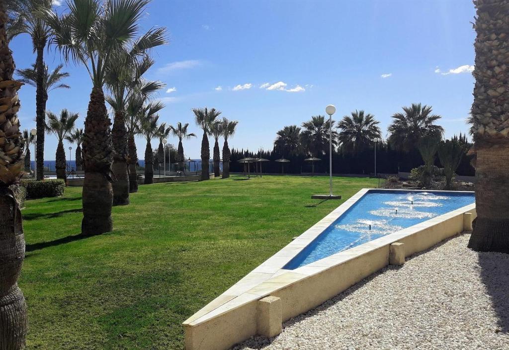 Zahrada ubytování Two bedroom seafront apartment