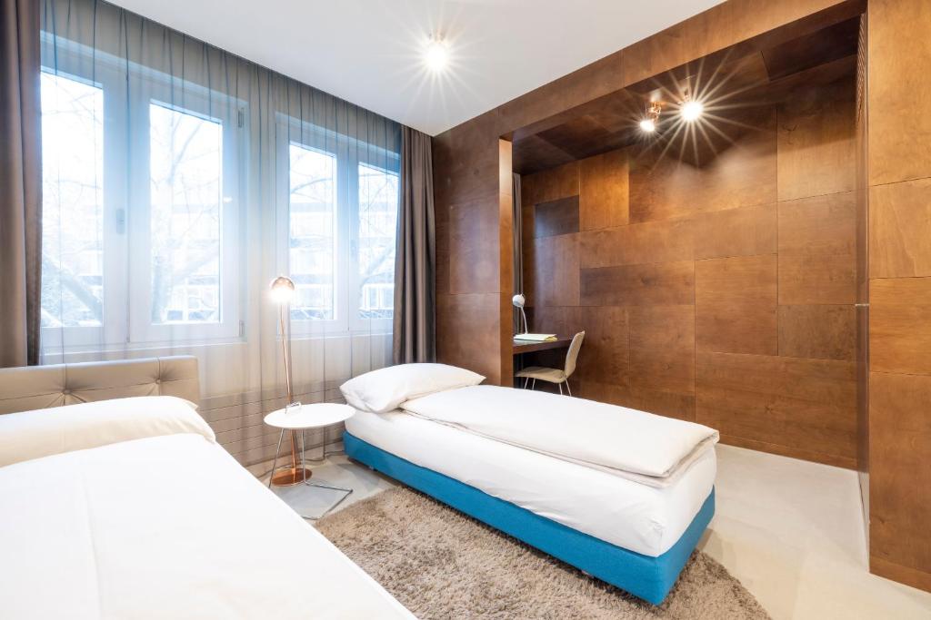 Postel nebo postele na pokoji v ubytování EMA House Hotel Suites