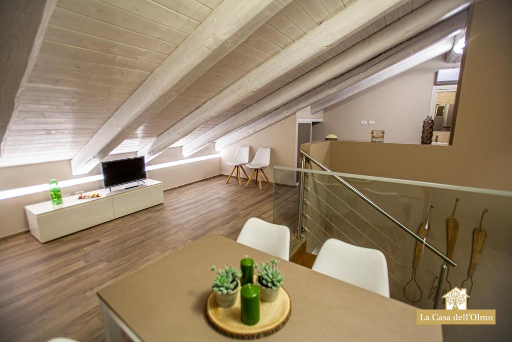 Telewizja i/lub zestaw kina domowego w obiekcie La Casa dell'Olmo - Suite Apartment Cuneo