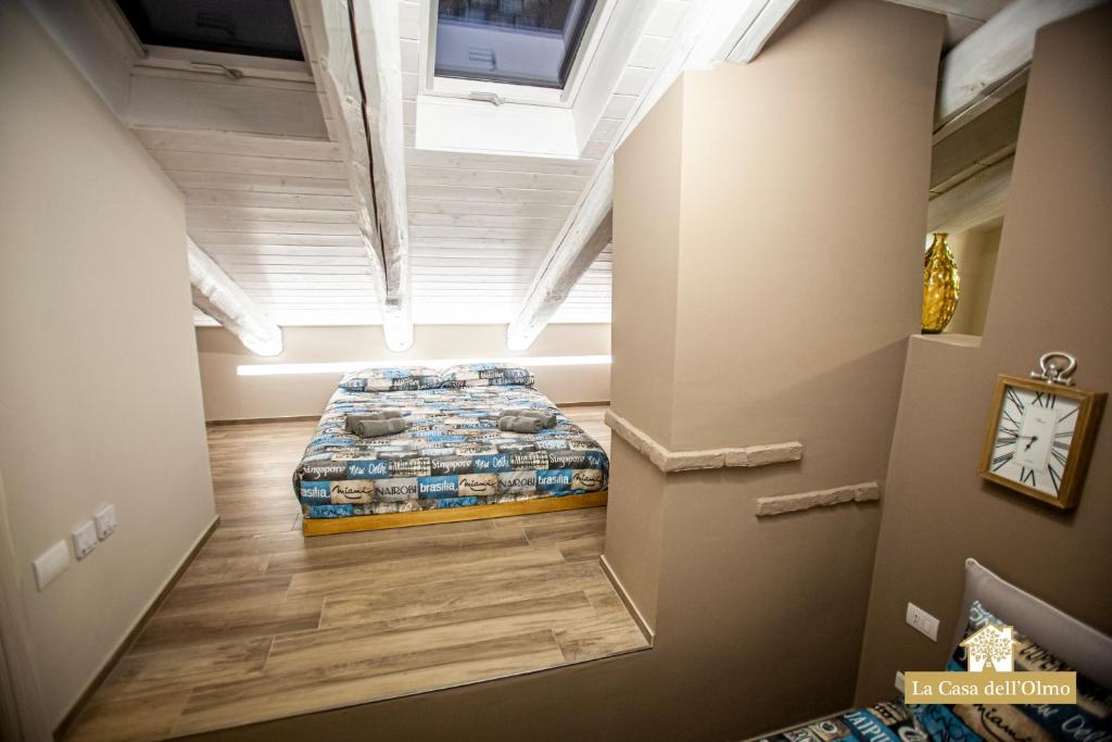 Łóżko lub łóżka w pokoju w obiekcie La Casa dell'Olmo - Suite Apartment Cuneo