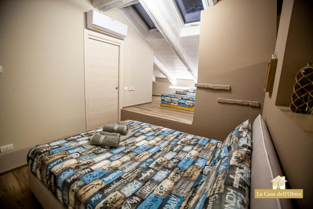 sypialnia z łóżkiem w pokoju w obiekcie La Casa dell'Olmo - Suite Apartment Cuneo w mieście Cuneo