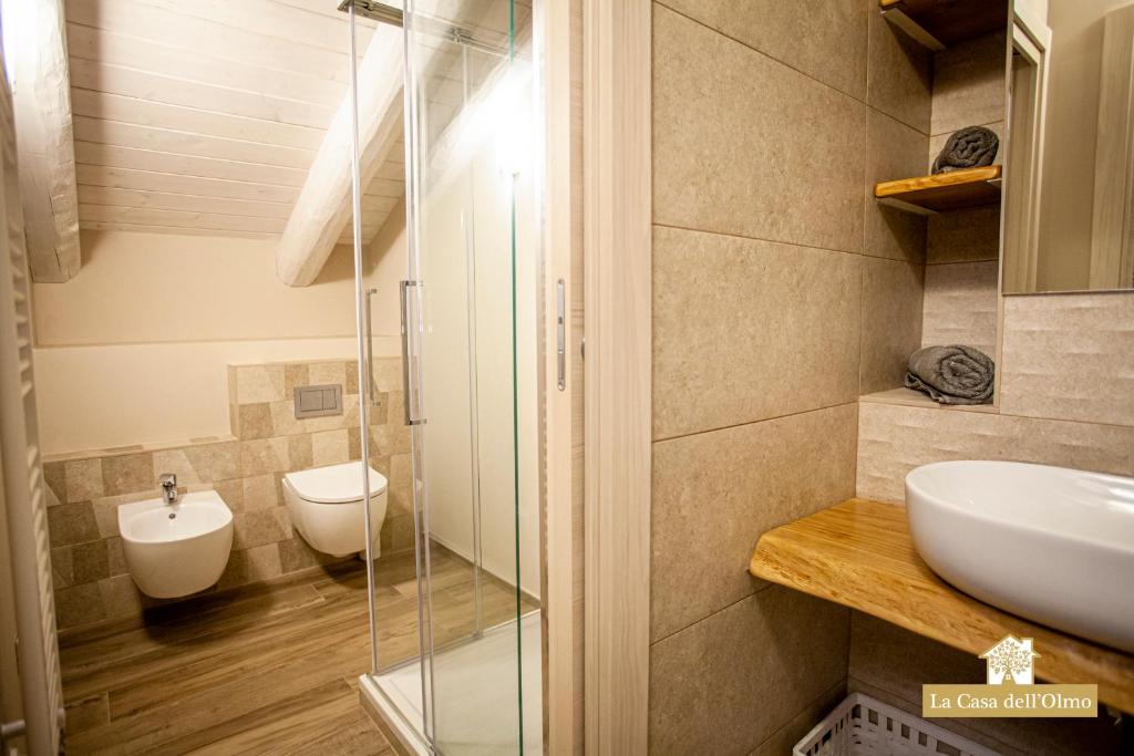 Łazienka w obiekcie La Casa dell'Olmo - Suite Apartment Cuneo