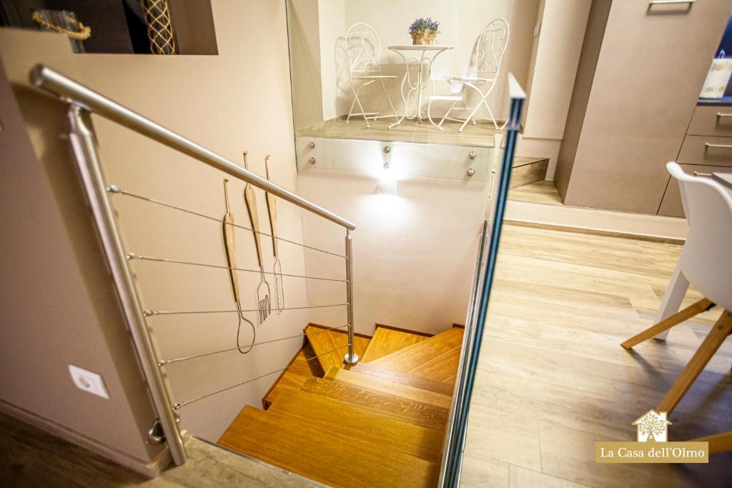 klatka schodowa w domu z przeszkloną poręczą w obiekcie La Casa dell'Olmo - Suite Apartment Cuneo w mieście Cuneo