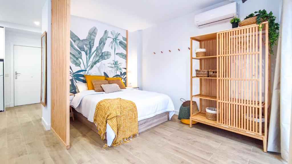 Posteľ alebo postele v izbe v ubytovaní OleHolidays 411 Romana Playa junto a la playa