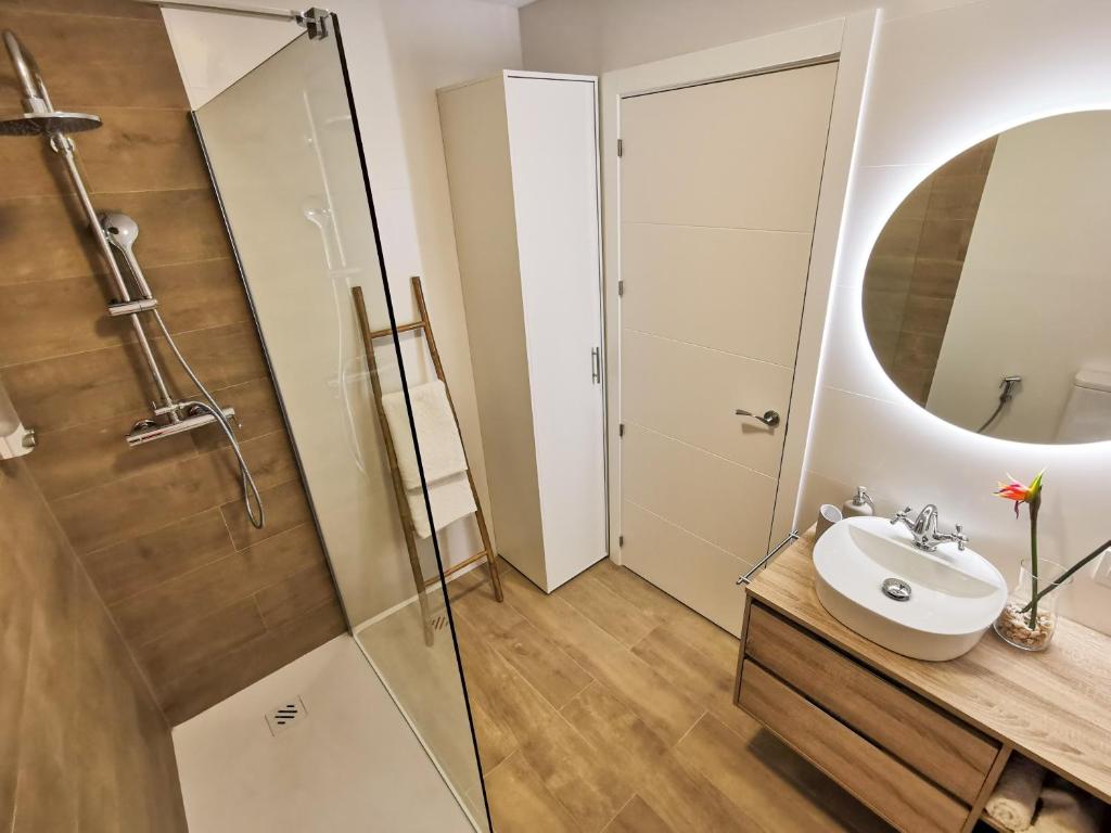 Kúpeľňa v ubytovaní OleHolidays 411 Romana Playa junto a la playa