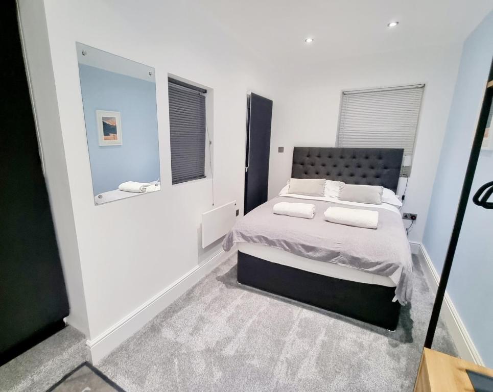 Superb 2 beds 2 baths New Apartment w/ Garden+Patio