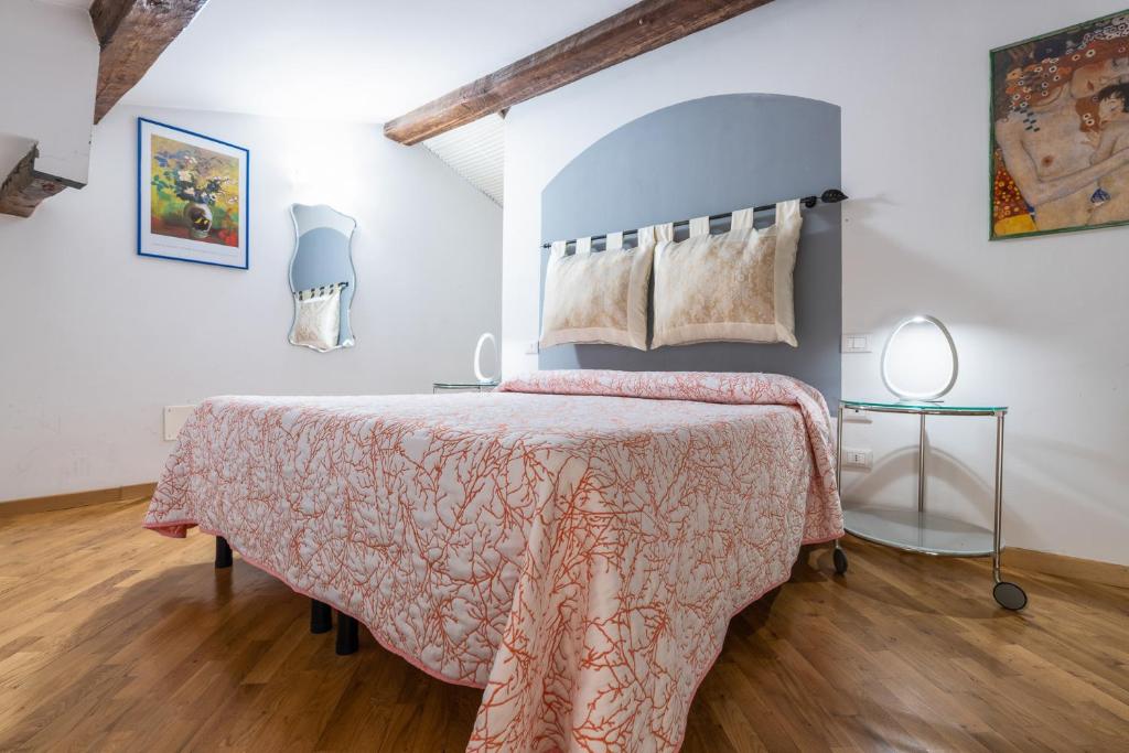 フィレンツェにあるFirenze Rentals Guelfa Suiteのベッドルーム1室(ベッド1台、ランプ付きテーブル付)