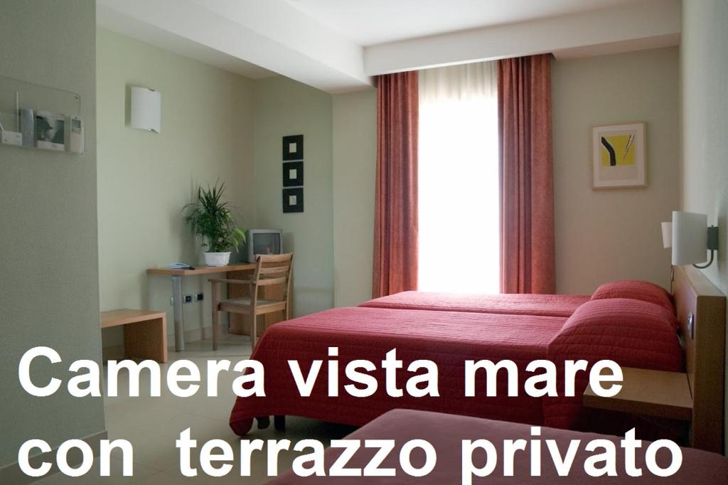 um quarto com uma cama vermelha e uma janela em Casa Rossa 1888 em Torre del Greco