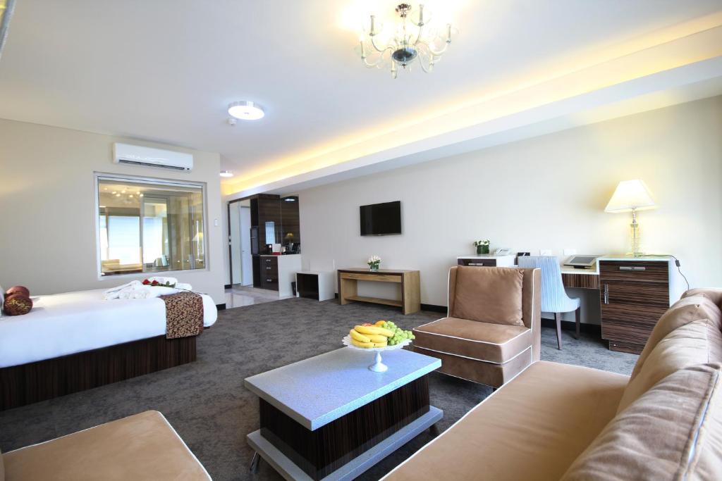 TV a/nebo společenská místnost v ubytování Swan River Hotel