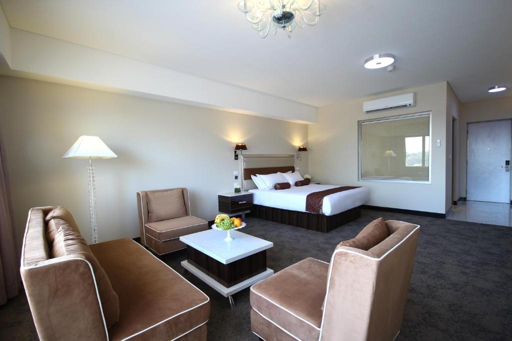 Postel nebo postele na pokoji v ubytování Swan River Hotel