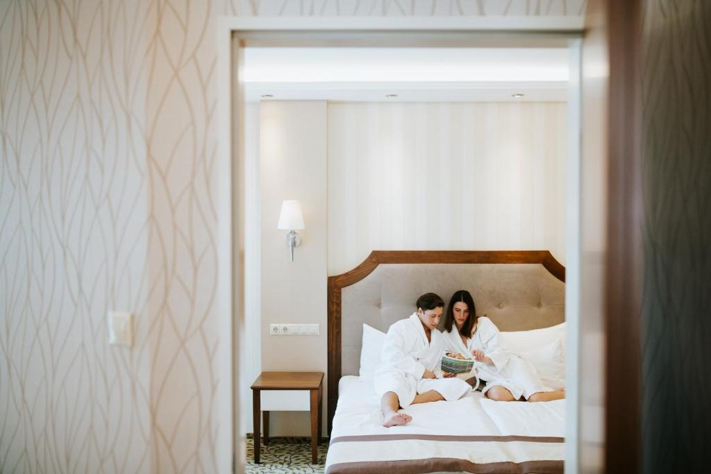 Łóżko lub łóżka w pokoju w obiekcie Elixír Medical Wellness Hotel
