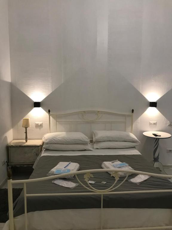 ナポリにあるVarriale Houseのベッドルーム1室(大型ベッド1台、ランプ2つ付)