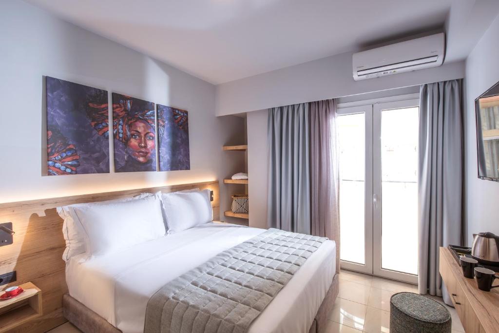 una camera d'albergo con letto e finestra di Nuovo Crete By Sea ad Amoudara Herakliou