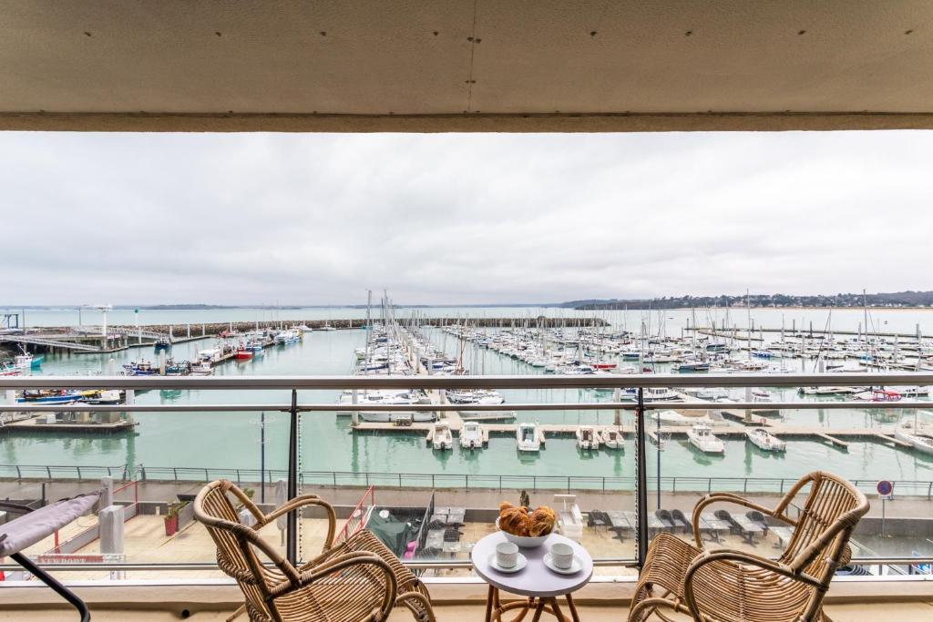 - un balcon avec vue sur le port de plaisance dans l'établissement Ty Granny - Superbe vue sur le port, à Saint-Cast-le-Guildo