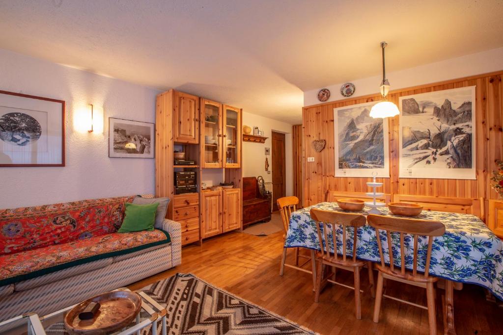 sala de estar con sofá y mesa en ALTIDO Family Apt for 6, near Ski Lifts, in Courmayeur, en Courmayeur