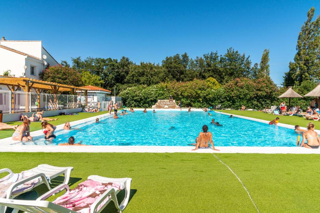 un grupo de personas en una piscina en Camping maeva Club Argelès Vacances en Argelès-sur-Mer