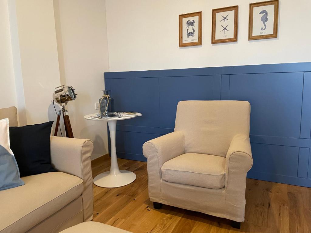 uma sala de estar com uma cadeira e uma mesa em Captain’s cabin em Koper