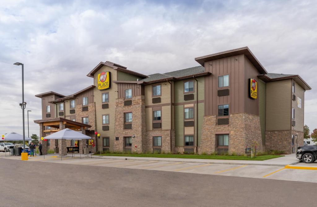 un gran edificio de ladrillo con un mcdonalds en My Place Hotel-Beatrice, NE en Beatrice