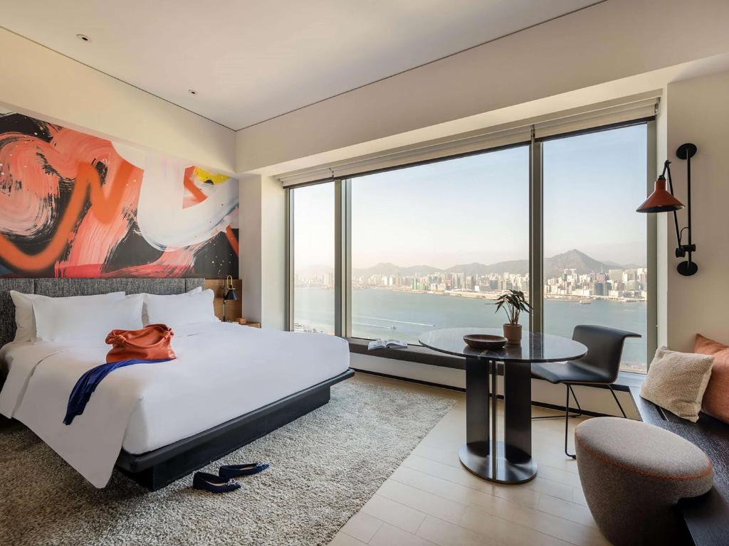 A bed or beds in a room at EAST Hong Kong