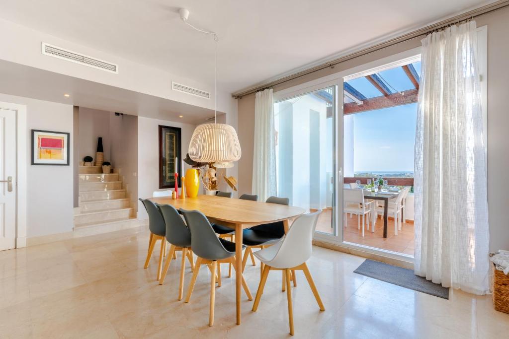 Posezení v ubytování Las Tortugas Marbella - Luxury Penthouse with Sea Views & Jacuzzi