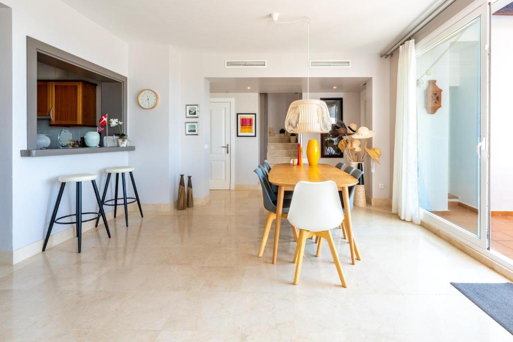 Kuchyň nebo kuchyňský kout v ubytování Las Tortugas Marbella - Luxury Penthouse with Sea Views & Jacuzzi
