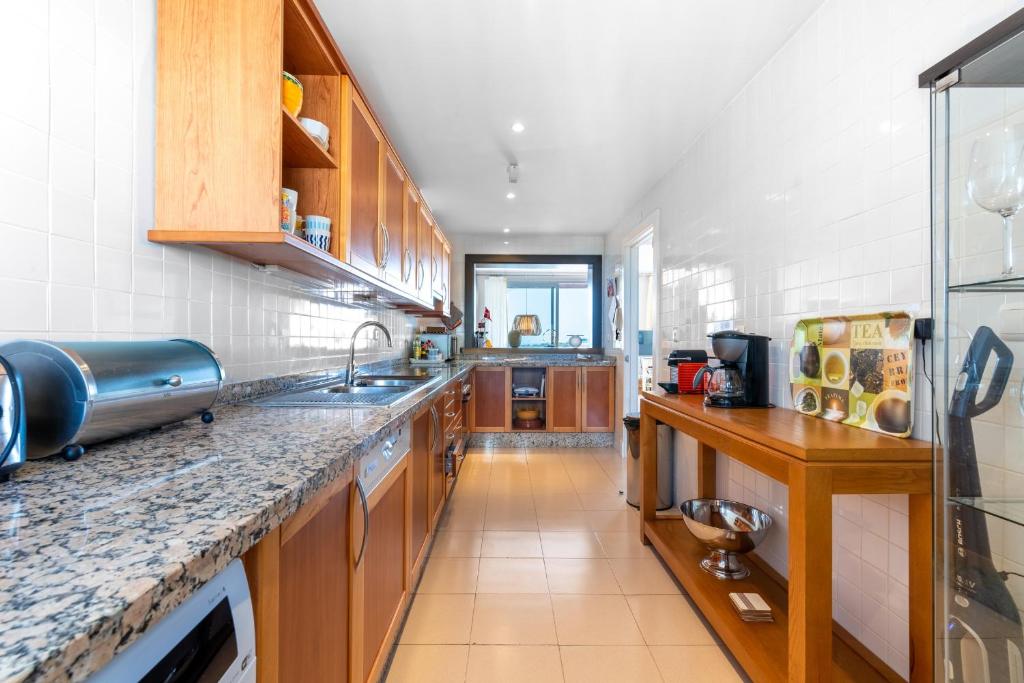 Kuchyň nebo kuchyňský kout v ubytování Las Tortugas Marbella - Luxury Penthouse with Sea Views & Jacuzzi