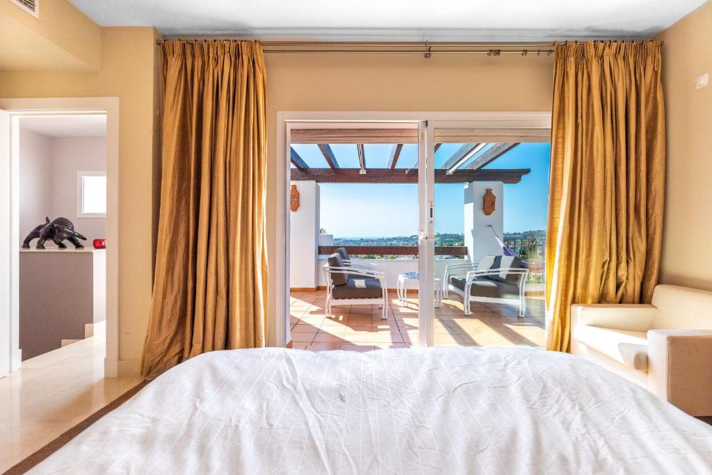 Postel nebo postele na pokoji v ubytování Las Tortugas Marbella - Luxury Penthouse with Sea Views & Jacuzzi