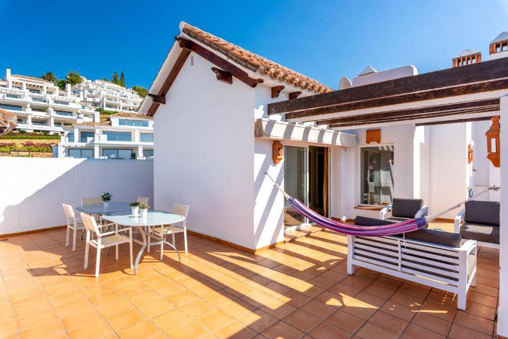Balkón nebo terasa v ubytování Las Tortugas Marbella - Luxury Penthouse with Sea Views & Jacuzzi