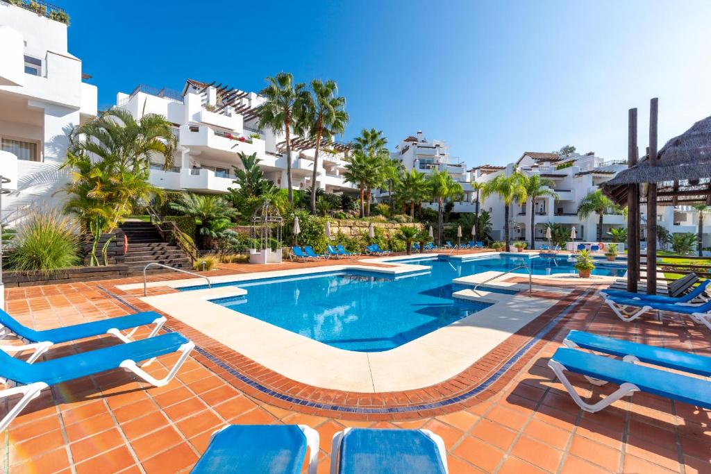 Bazén v ubytování Las Tortugas Marbella - Luxury Penthouse with Sea Views & Jacuzzi nebo v jeho okolí