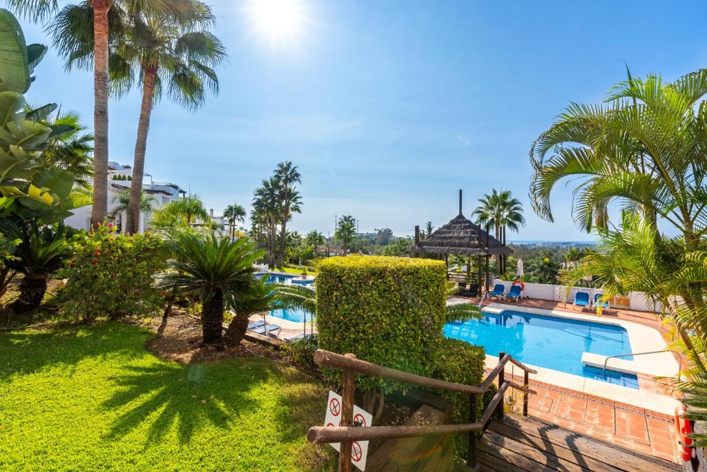 Bazén v ubytování Las Tortugas Marbella - Luxury Penthouse with Sea Views & Jacuzzi nebo v jeho okolí