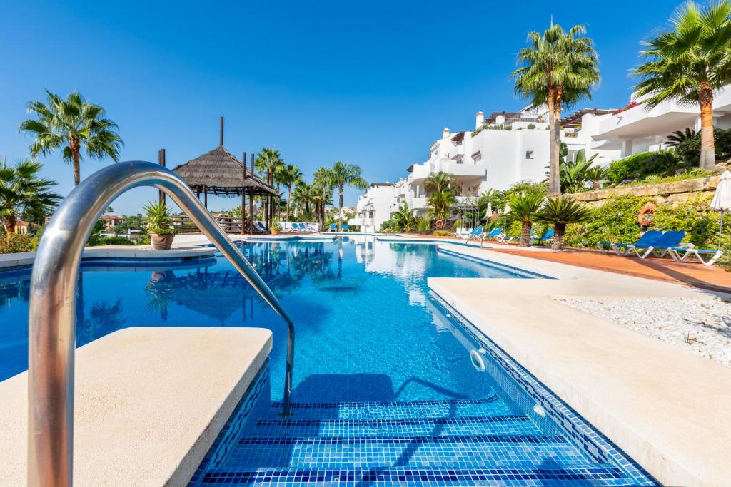 Bazén v ubytování Las Tortugas Marbella - Luxury Penthouse with Sea Views & Jacuzzi nebo v jeho okolí