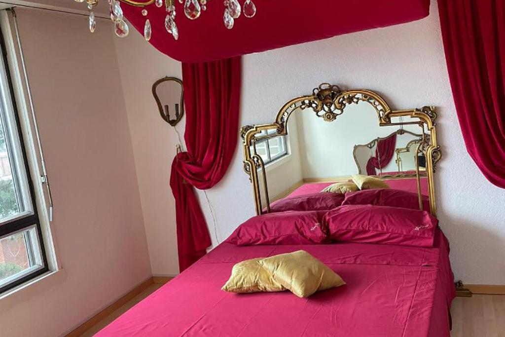 En eller flere senge i et værelse på Appartamento vista lago con piscina