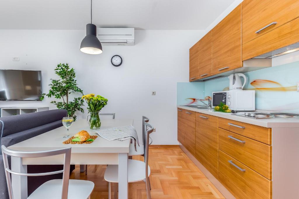 Kuchyň nebo kuchyňský kout v ubytování Main Street Apartments 2