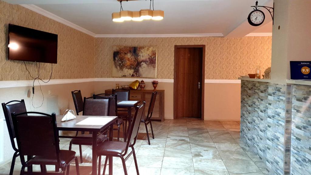 TV a/nebo společenská místnost v ubytování Nikolo Inn