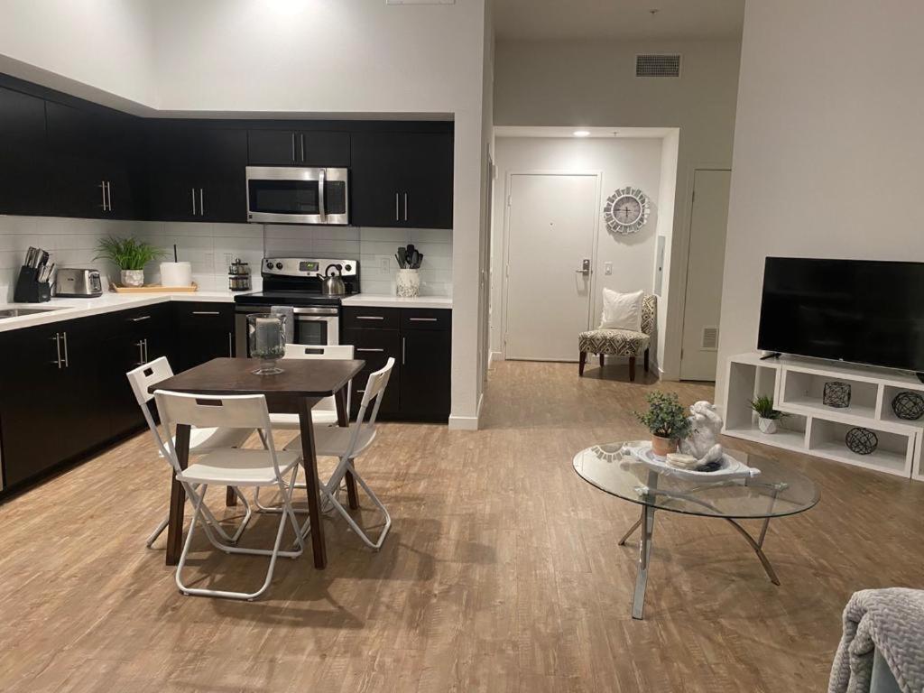 cocina y sala de estar con mesa y sillas en Exceptional Loft FREE Parking and WIFI, en Los Ángeles