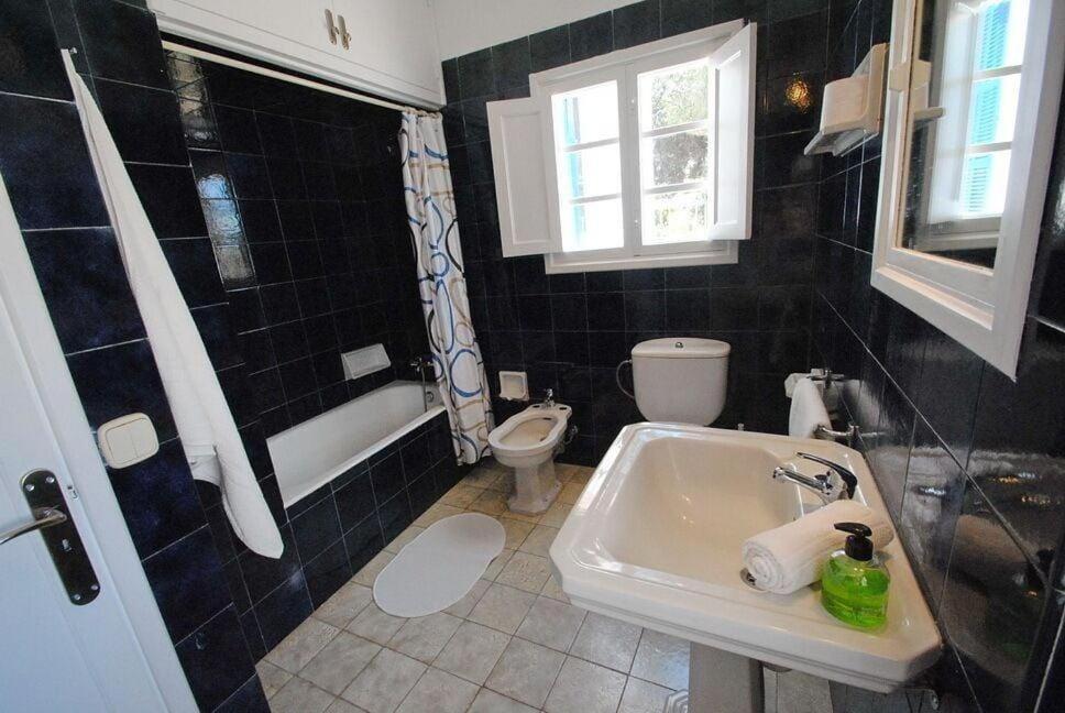 A bathroom at Villa El Club 3 Bed 3 Bath Front