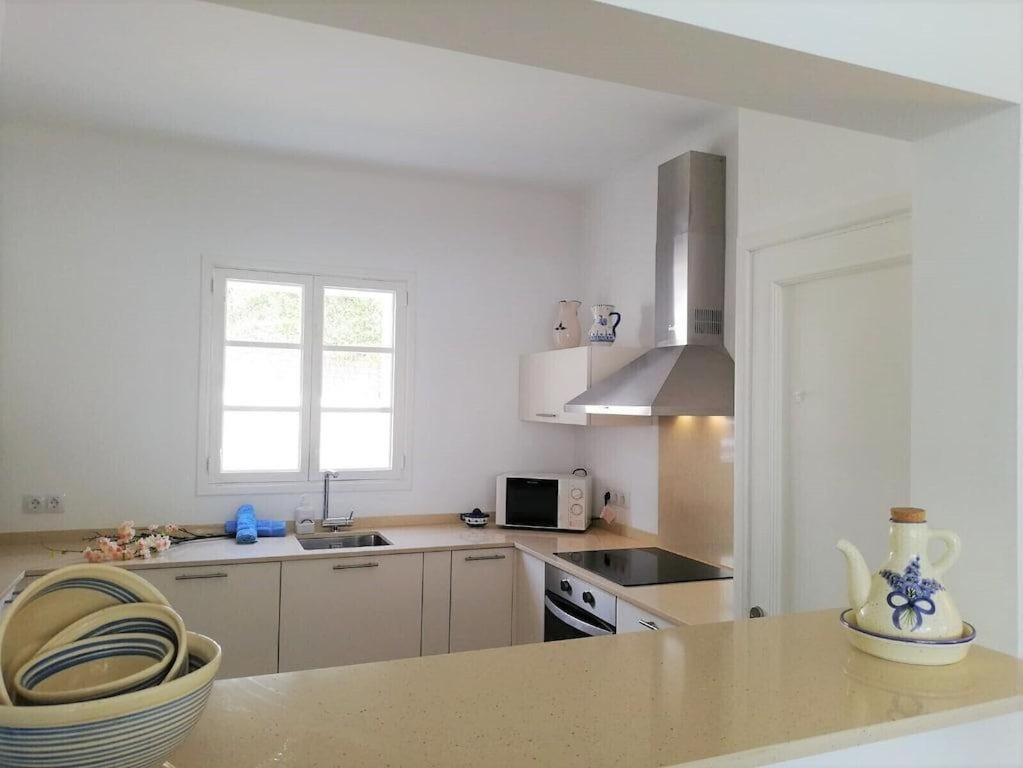 A kitchen or kitchenette at Villa El Club 3 Bed 3 Bath Front