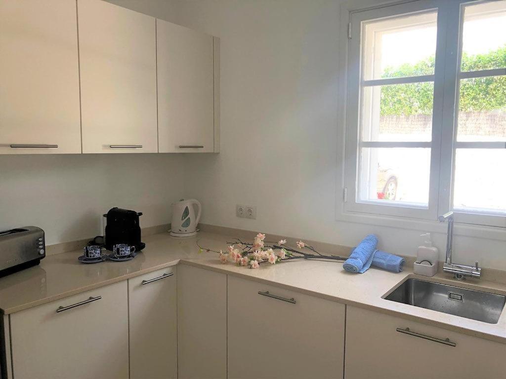 A kitchen or kitchenette at Villa El Club 3 Bed 3 Bath Front