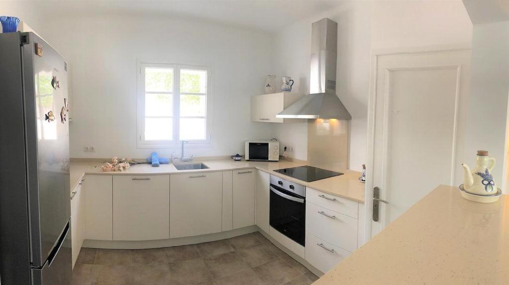 A kitchen or kitchenette at Villa El Club 3 Bed 3 Bath Front