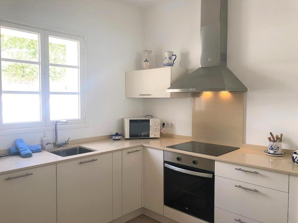 A kitchen or kitchenette at Villa El Club 3 Bed 3 Bath Front