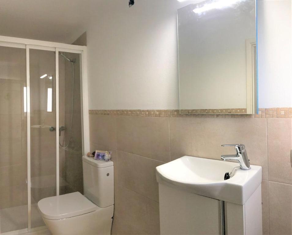 A bathroom at Villa El Club 3 Bed 3 Bath Front