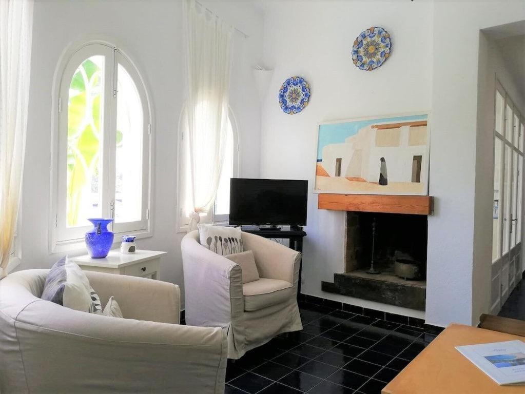 A television and/or entertainment centre at Villa El Club 3 Bed 3 Bath Front