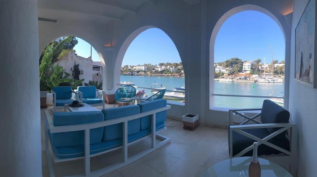 A seating area at Villa El Club 3 Bed 3 Bath Front