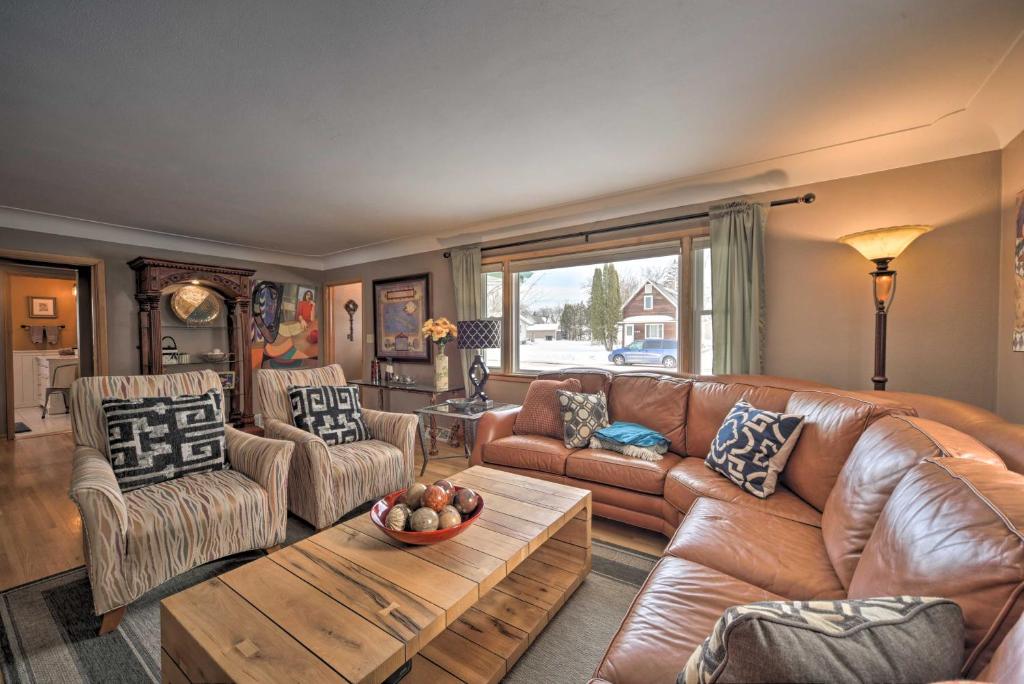 uma sala de estar com um sofá de couro castanho e cadeiras em Pet-Friendly Retreat about 1 Mi to St Louis River! em Superior