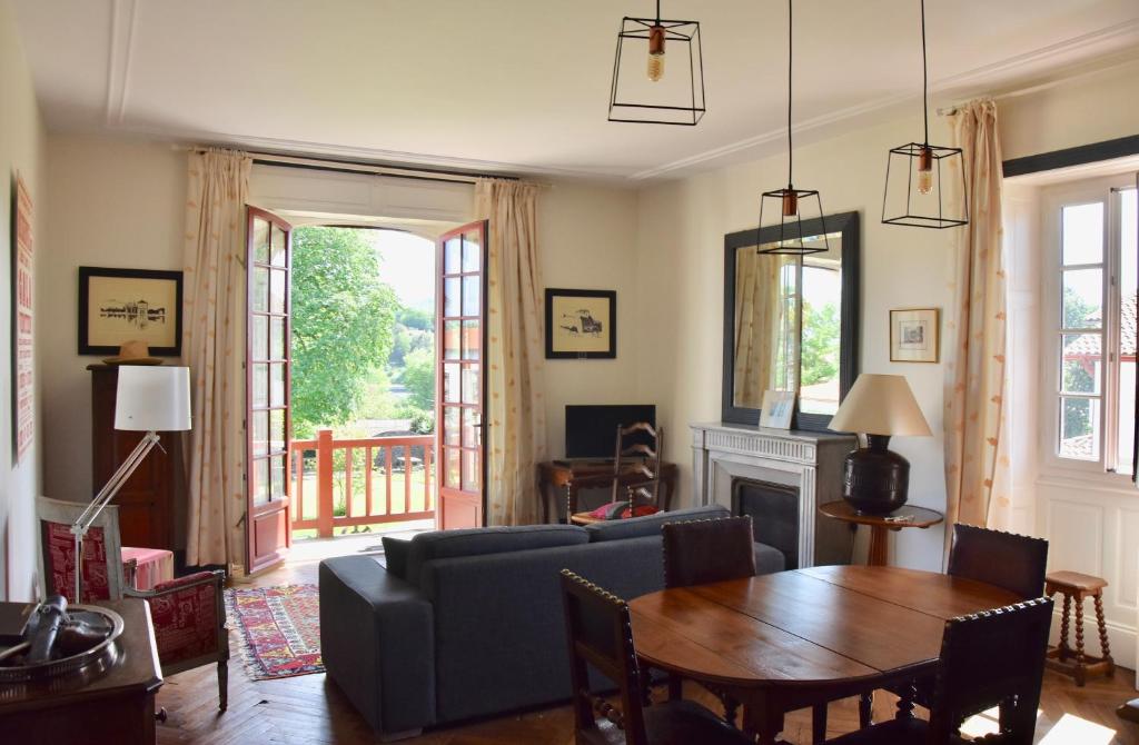 a living room with a couch and a table at Appartement Erlandebaita Centre bourg 3 personnes in Urrugne