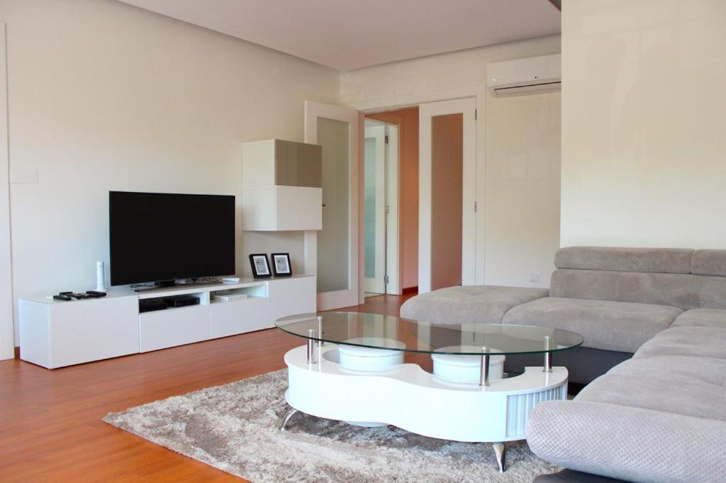 uma sala de estar com um sofá e uma mesa de centro em Damaia Apartment na Amadora