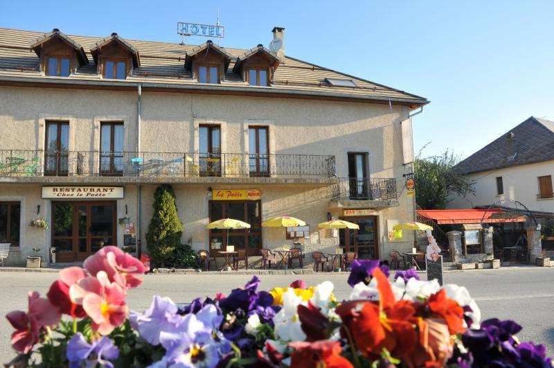 a bouquet of flowers in front of a building at Chez le Poète in Selonnet